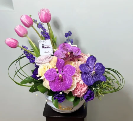 arreglo-floral-moderno-tulipanes-rosas-orquideas-vanda-purpura-base-blanca-floreria-katia-tapachula