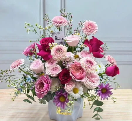 Compra el arreglo floral Sinfonía Rosada en Florería Katia. Rosas, gerberas y flores frescas en base de cerámica. Envío a domicilio garantizado.
