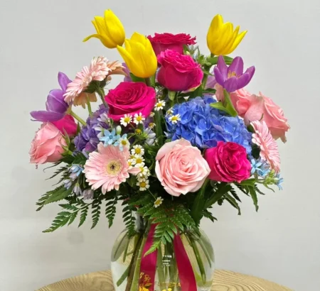 arreglo-floral-multicolor-hortensias-azules-tulipanes-amarillos-rosas-fucsia-florero-vidrio-floreria-katia-tapachula