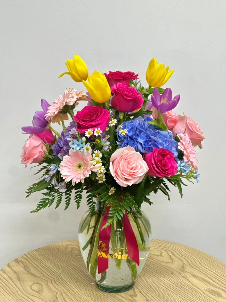 arreglo-floral-multicolor-hortensias-azules-tulipanes-amarillos-rosas-fucsia-florero-vidrio-floreria-katia-tapachula