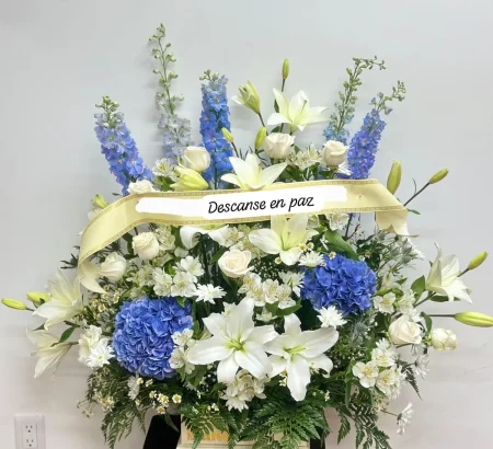 arreglo-floral-funebre-condolencias-lirios-blancos-hortensias-azules-delfinios-floreria-katia-tapachula
