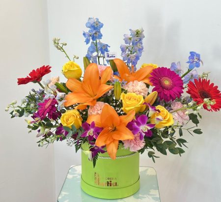 arreglo-floral-multicolor-lirios-naranjas-gerberas-delfinios-sombrerera-verde-floreria-katia-tapachula