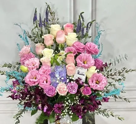 Arreglo floral premium de lujo en base de cerámica blanca con rosas rosa y crema, lisianthus, orquídeas moradas y verónica para Florería Katia