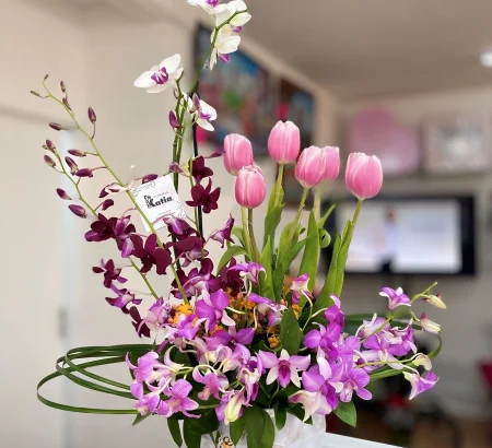 arreglo-floral-exclusivo-orquideas-dendrobium-moradas-tulipanes-rosas-phalaenopsis-blanca-floreria-katia-tapachula