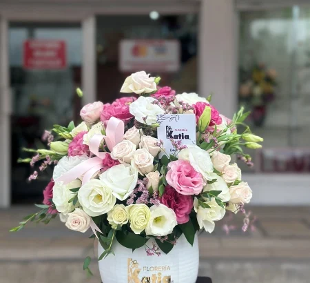 arreglo-floral-romantico-rosas-blancas-lisianthus-rosa-mini-rosas-base-ceramica-blanca-floreria-katia-tapachula