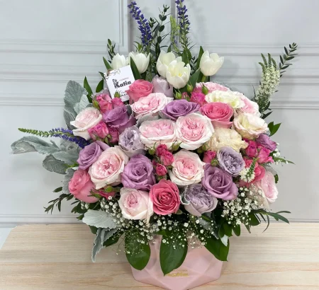arreglo-floral-tulipanes-blancos-rosas-lila-rosa-pastel-floreria-katia-tapachula