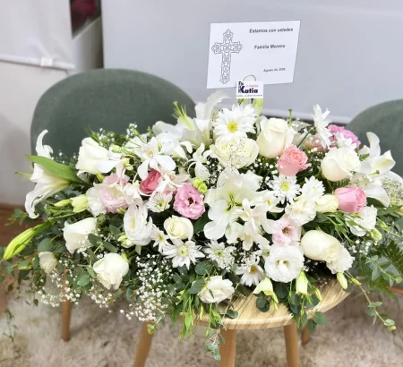 arreglo-floral-funebre-condolencias-lirios-blancos-rosas-lisianthus-rosa-floreria-katia-tapachula