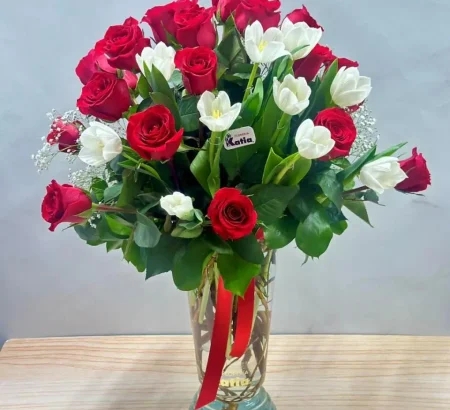 arreglo-floral-rosas-rojas-tulipanes-blancos-florero-cristal-floreria-katia-tapachula