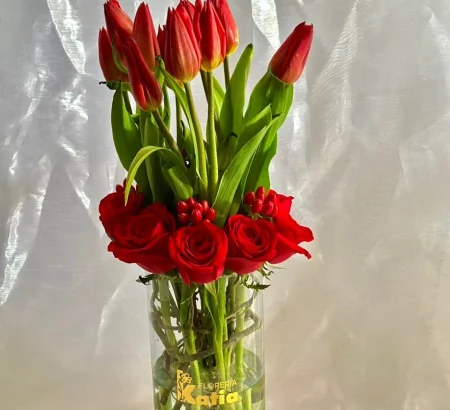 arreglo-floral-tulipanes-rojos-importados-rosas-hiperico-florero-cristal-floreria-katia-tapachula