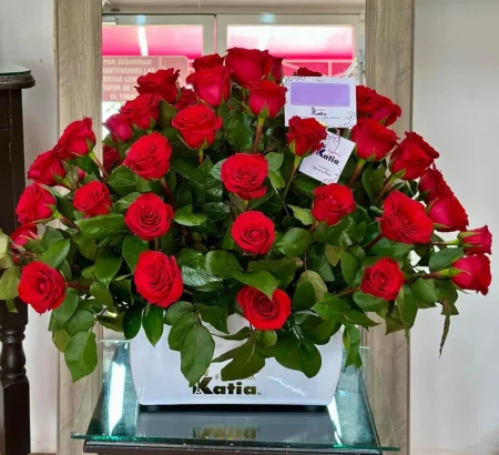 arreglo-floral-monumental-rosas-rojas-premium-base-rectangular-blanca-floreria-katia-tapachula