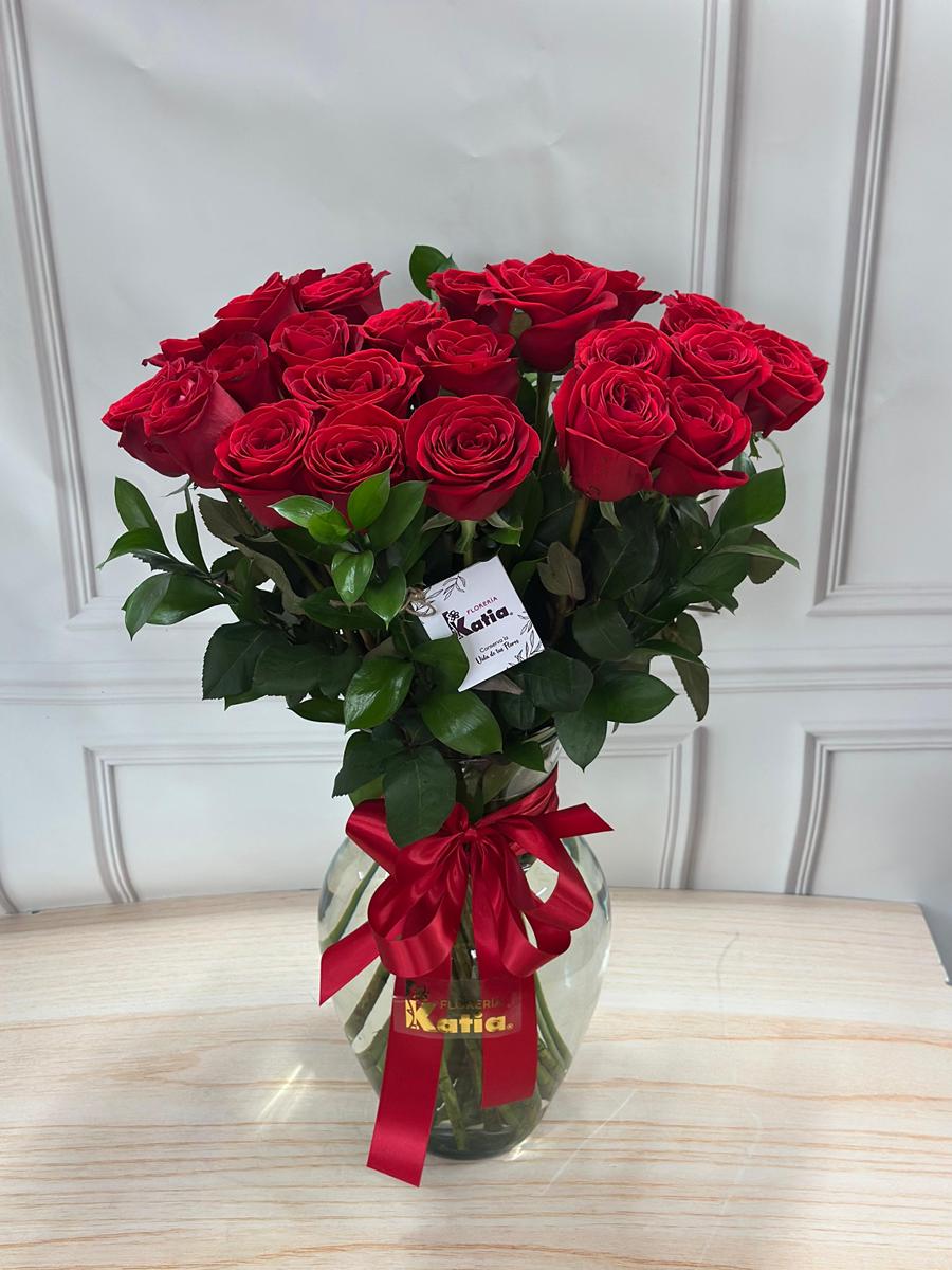 florero-cristal-rosas-rojas-premium-tallo-largo-mono-rojo-floreria-katia-tapachula