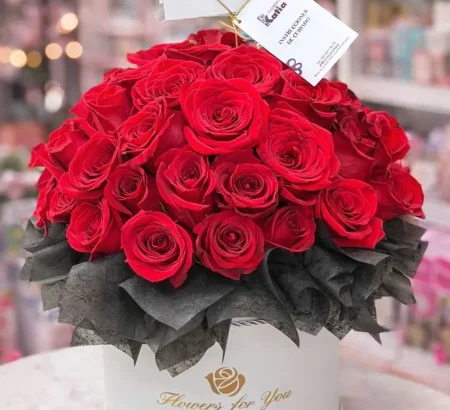 Arreglo floral de rosas rojas en caja blanca de Florería Katia en Tapachula