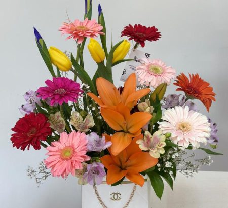 arreglo-floral-multicolor-gerberas-lirios-naranjas-tulipanes-bolsa-blanca-cadena-dorada-floreria-katia-tapachula