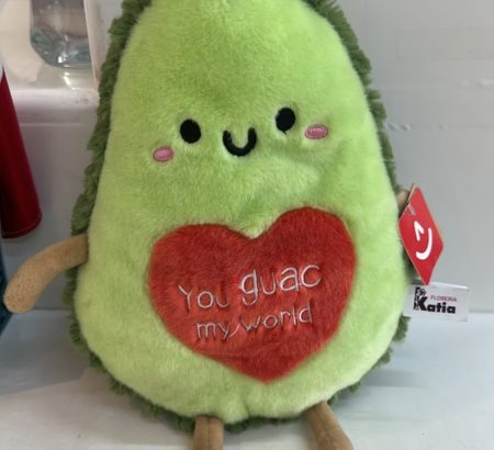 peluche-de-aguacate-verde-corazon-rojo-you-guac-my-world-regalo-floreria-katia-tapachula