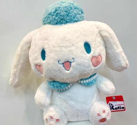 peluche-cinnamoroll-sanrio-blanco-gorrito-celeste-chapitas-corazon-floreria-katia-tapachula