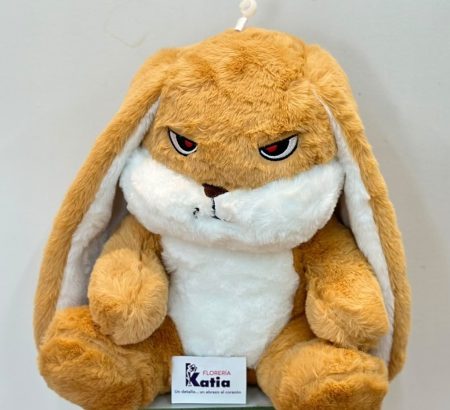 peluche-conejo-travieso-expresion-grunona-orejas-largas-cafe-canela-floreria-katia-tapachula