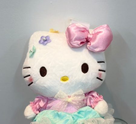 peluche-hello-kitty-sanrio-vestido-rosa-celeste-mono-satinado-flores-floreria-katia-tapachula