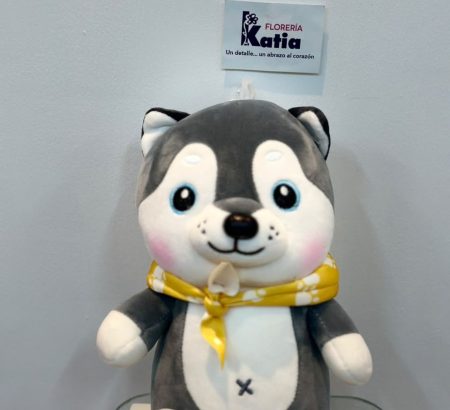 peluche-perrito-husky-kawaii-panuelo-amarillo-pancita-bordada-ojos-azules-floreria-katia-tapachula