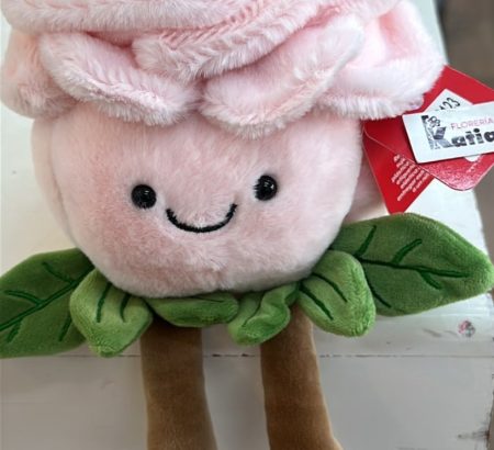 peluche-rosa-rosita-kawaii-petalos-capas-hojas-verdes-patitas-colgantes-floreria-katia-tapachula