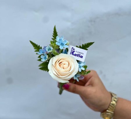boutonniere-novio-rosa-marfil-flores-azules-follaje-helecho-azar-solapa-floreria-katia-tapachula