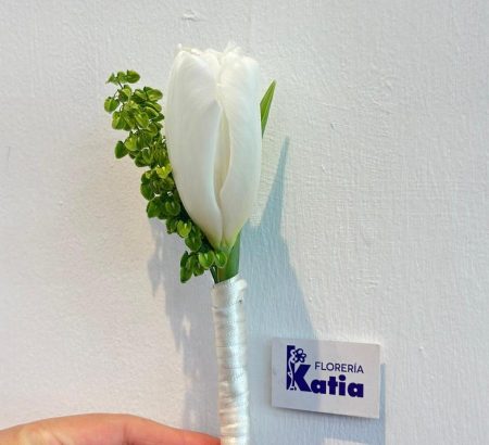 boutonniere-minimalista-novio-tulipan-blanco-follaje-verde-azar-solapa-floreria-katia-tapachula