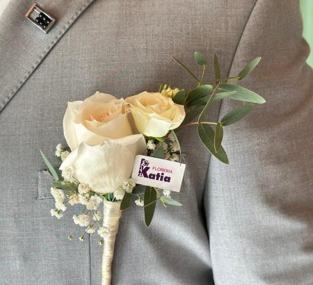 boutonniere-elegante-novio-rosas-marfil-eucalipto-gipsofila-floreria-katia-tapachula